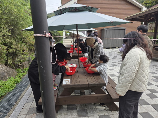 의왕도시공사 바라산자연휴양림 탄소중립 힐링문화 체험 모습. /사진제공=의왕도시공사