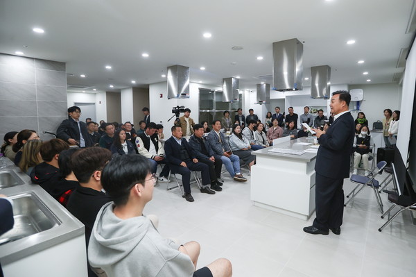 김성제 의왕시장, 엘리프의왕역 아파트 주민들과 소통 행정 펼쳐…찾아가는 시장실 개최. /사진제공=의왕시