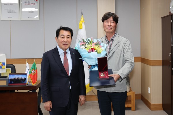 시는 6.25전쟁 참전용사 고 김해룡 하사 조카인 김영광 씨에게 화랑무공훈장을 전했다. /사진제공=양산시 