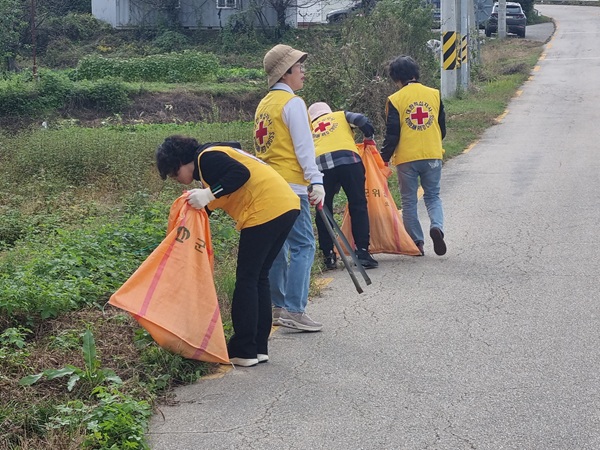 환경 정화 활동에 나선 우보면 적십자봉사회 /사진제공=군위군
