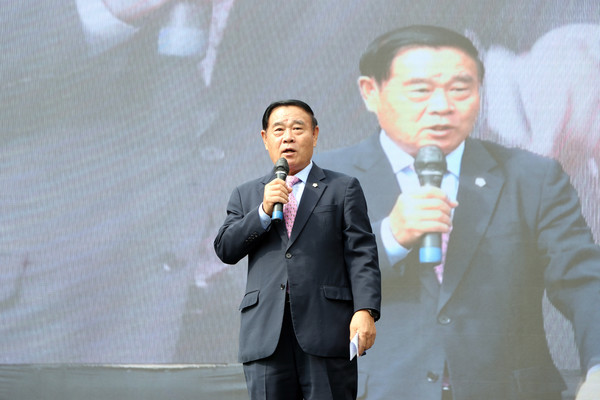 제1회 수원천 축제에서 축사하는 이재식 의장 /사진제공=수원특례시의회