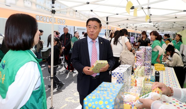 제1회 수원천 축제현장을 둘러보는 이재식 의장 /사진제공=수원특례시의회