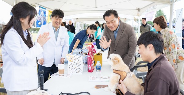 이재준 시장이 반려동물 건강상담 부스를 둘러보고 있다. /사진제공=수원시
