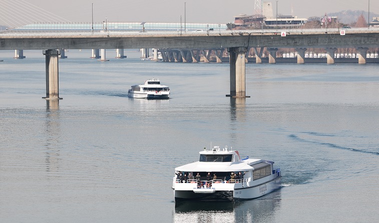 지난 2월24일 사천시에서 출발한 한강버스 두 척이 여의도 인근 한강에 도착한 모습 /사진=서울시