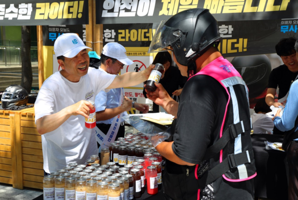 근로복지공단 박종길 이사장(왼쪽)이 지난 7월 서울 역삼역 인근에서 배달라이더들에게 시원한 음료를 나누어 주면서 고용·산재보험 거리 홍보를 진행했다. /사진제공=근로복지공단