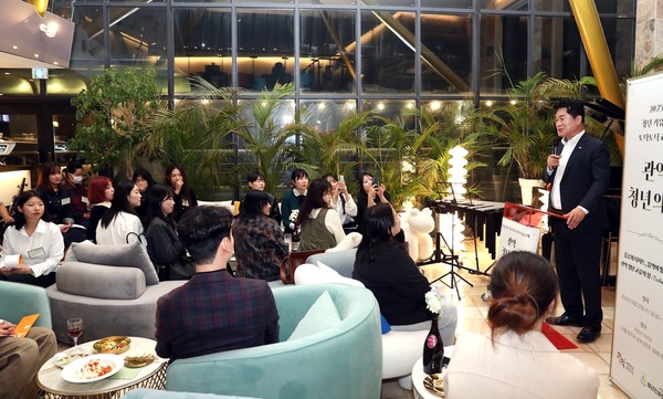 관악 청년의 밤 행사에서 청년들과 소통하는 박준희 관악구청장(우측 연단) /사진제공=관악구