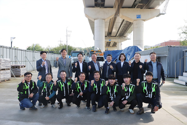 도시환경위원회 의원들과 도로 보수원들이 기념촬영을 하고 있다. /사진제공=시흥시의회