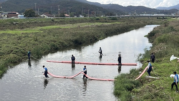 민관합동 수질오염 방제훈련(방제선 설치) 현장 /사진제공=경주시