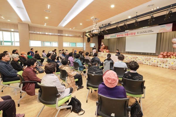 군포시는 10월 22일 늘푸른노인복지관에서 ‘10월 찾아가는 이동시장실’을 운영했다. /사진제공=군포시