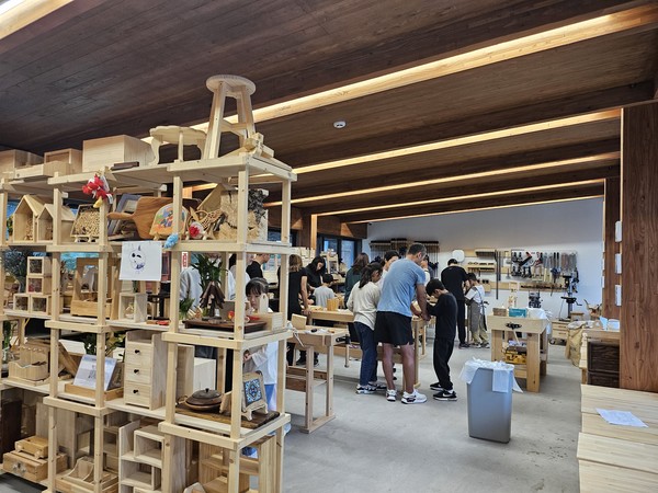 천장산 나무공방 가족체험객이 활동하는 모습 /사진제공=국립산림과학원