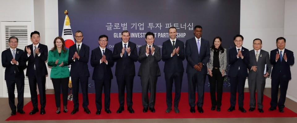 29일 ‘APEC CEO SUMMIT KOREA 2025’가 진행 중인 경주 예술의 전당에서 글로벌 주요 기업 7개사가 참석한 가운데 ‘글로벌 기업 투자 파트너십’이 진행됐다. /사진제공=산업통상자원부