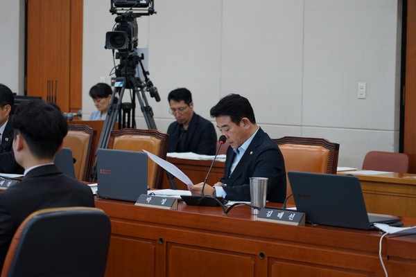 박정 의원은 NDC와 전기본 간의 정책 불일치를 지적하며 연도별 감축 로드맵의 법적 의무화를 통해 정부의 기후정책 실행력을 높여야 한다고 강조했다. /사진제공=박정 의원실