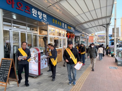 군포시와 산본시장 상인회는 산본시장에서 적치물 경계선(황색선) 준수를 위한 캠페인을 실시했다. /사진제공=군포시