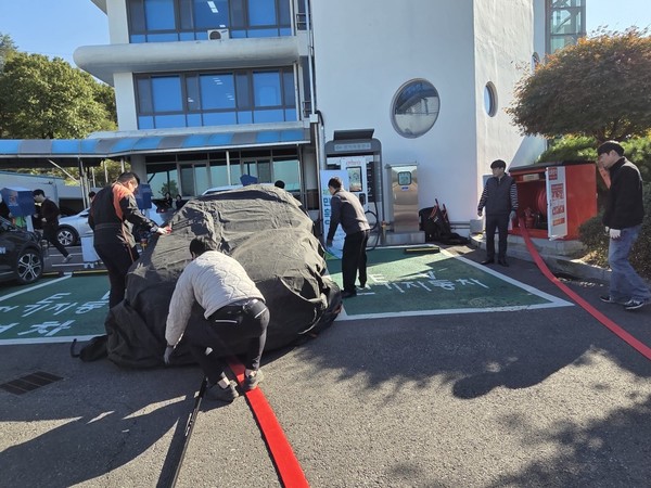 소방합동훈련 전기차 화재진압 훈련. /사진제공=안성시