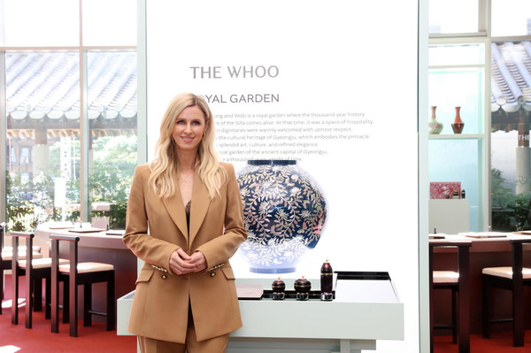 LG생활건강 더후 아트 헤리티지 라운지 행사장을 방문한 니키 힐튼 /사진제공=LG생활건강