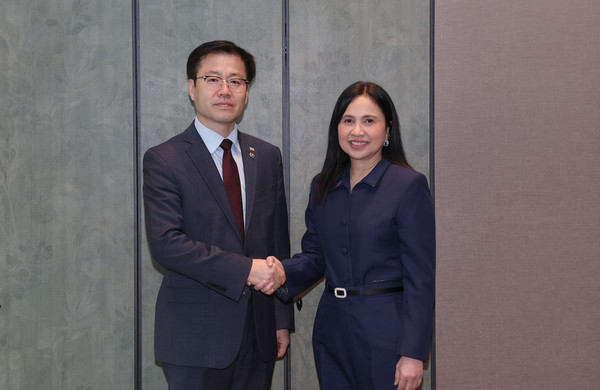 여한구 산업통상부 통상교섭본부장이 지난 31일 ‘APEC 2025 KOREA’에 참석한 마리아 크리스타나 A. 로케(Maria Cristina Aldeguer-Roque) 필리핀 통상산업부 장관과 면담을 갖고 양국 간 투자 협력 방안 등을 논의했다. /사진제공=산업통상부