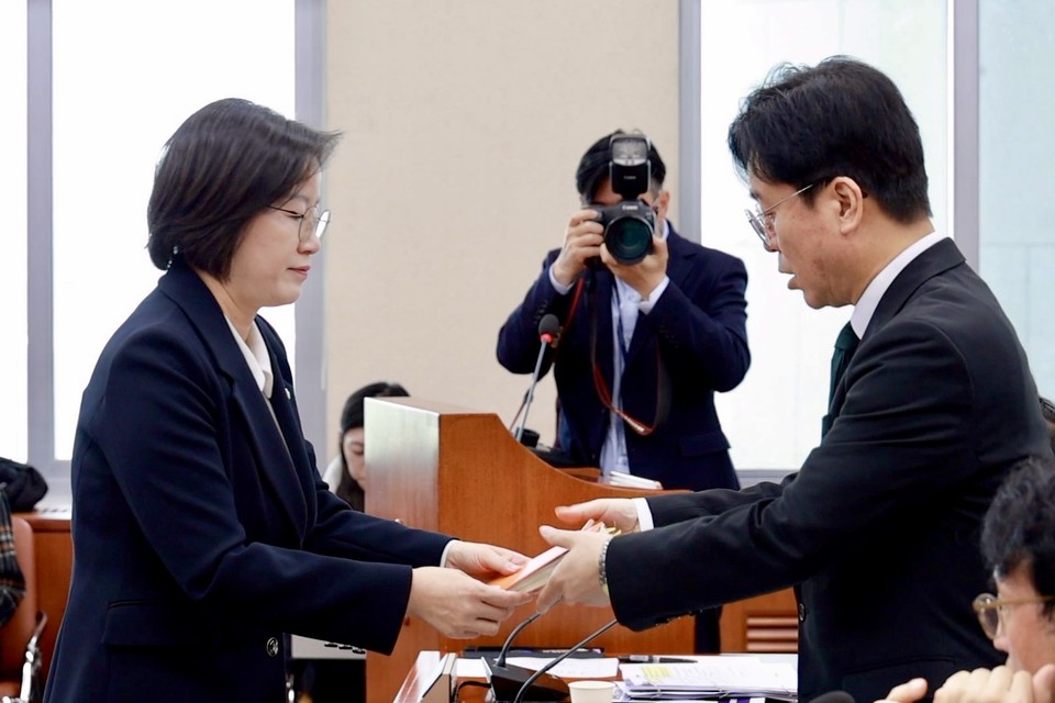 정혜경 의원이 지난 30일 국정감사 현장에서 한화오션의 노무관리 업무수첩 원본을 김영훈 고용노동부 장관에게 제출하고 있다. /사진제공=정혜경 의원실