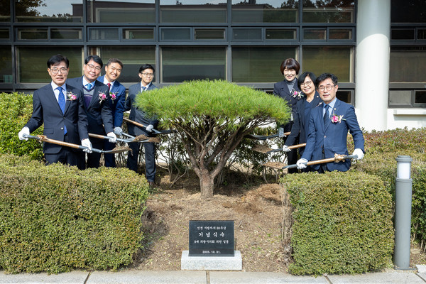 의왕시의회는 31일 ‘민선 지방자치 30주년 기념식수’행사를 개최했다. /사진제공=의왕시의회