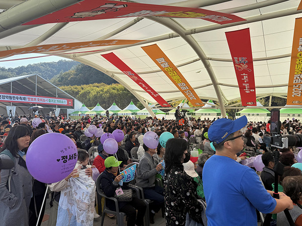 문경약돌한우축제장을 찾은 관광객들이 공연을 보며 즐거워하고 있다.／사진제공=문경시