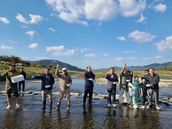생태복원 방류행사 참여한 길안거랑지킴이 회원들 /사진제공=안동시