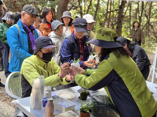 폐커피잔 활용한 토피어리 체험 /사진제공=구미시
