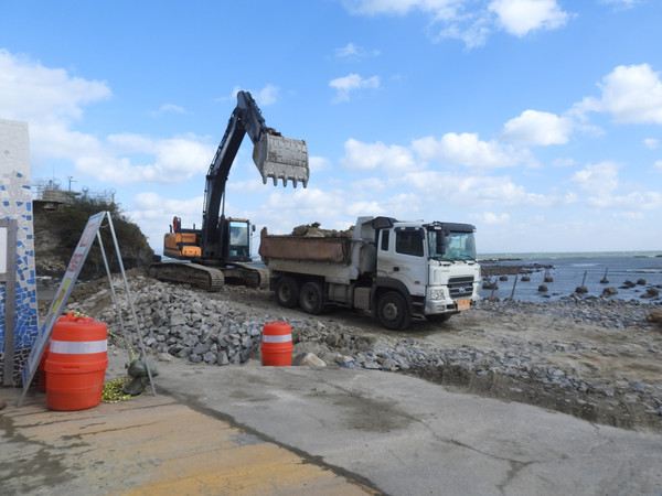 현장에서 공사 중 시멘트 폐기물을 재사용 하고 있다. /사진제공=인천녹색연합