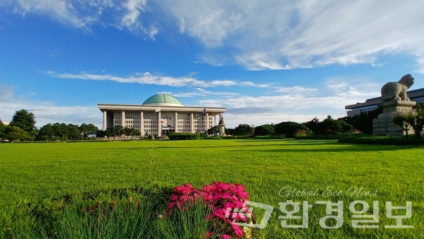 국회예산정책처(처장 지동하)는 ‘소상공인의 날’(11월5일)을 앞둔 11월4일(화), ‘소상공인 지원 재정사업 평가’ 보고서를 발간했다. /사진=김인성 기자
