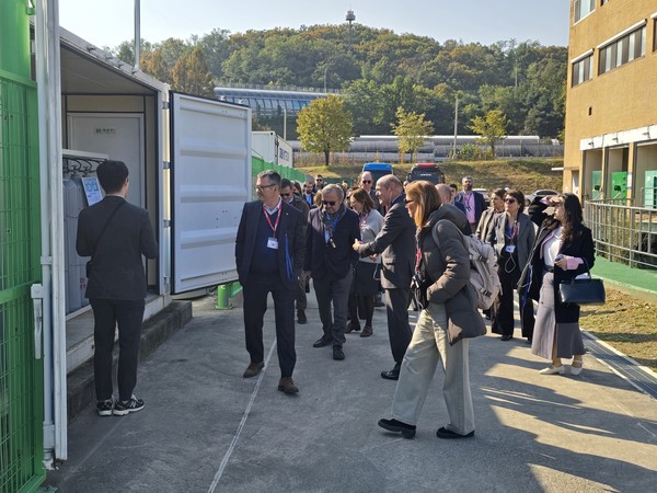 카탈루냐 경제인협회(FemCAT) 대표단이 성남정수장 그린수소 실증시설을 살펴보고 있다. /사진제공=한국수자원공사