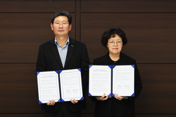 이상일 용인특례시장(왼쪽)과 김은경 용인세브란스 병원장(오른쪽)이 '자율주행자동차 시범사업' 업무협약서에 서명했다 /사진제공=용인특례시