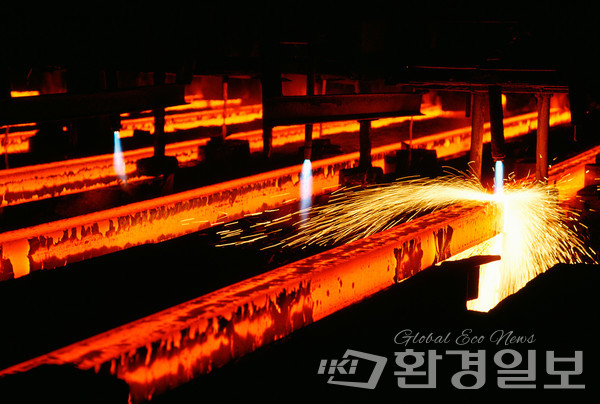 정부가 철강산업의 위기에 대응해 과잉설비 조정과 고부가·저탄소 전환을 골자로 한 ‘철강산업 고도화 방안’을 발표하고 산업구조 재편에 착수했다. /사진=환경일보DB