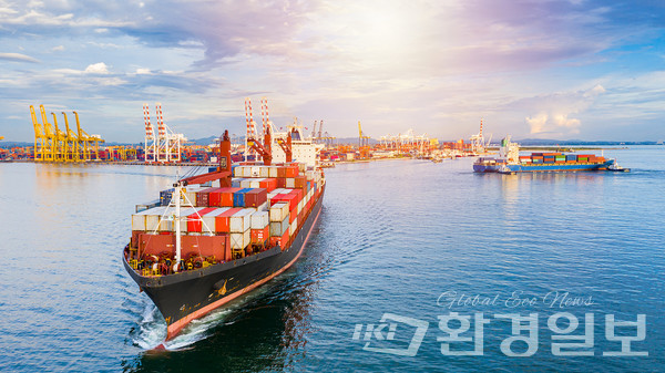 한국 해운업계가 탄소 감축 계획은 수립했지만 연료 전환과 대체연료 선박 도입은 미흡해, 탄소규제 강화 시 운항 중단·비용 부담 등 리스크가 현실화될 수 있다는 경고가 나왔다. /사진=환경일보DB