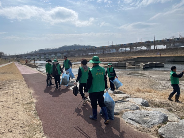 깨끗하데이 환경정비 나선 대신동 새마을협의회 회원들 /사진제공=김천시