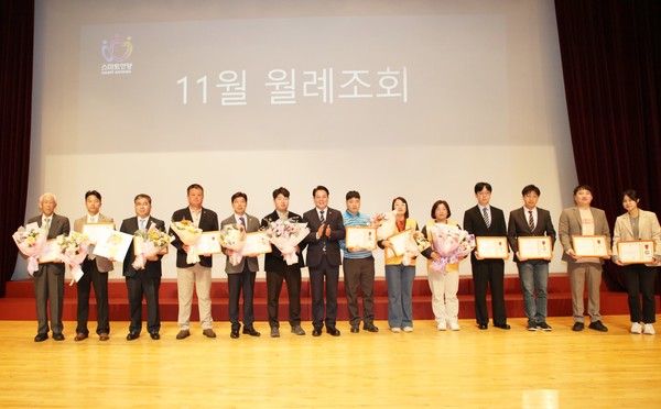 안양시는 4일 헌혈문화 확산 유공자와 단체에 공로자 표창을 수여했다. /사진제공=안양시