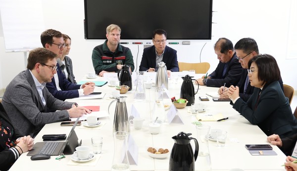 김보라 안성시장이 독일 관계자와 면담을 진행하고 있다. /사진제공=안성시