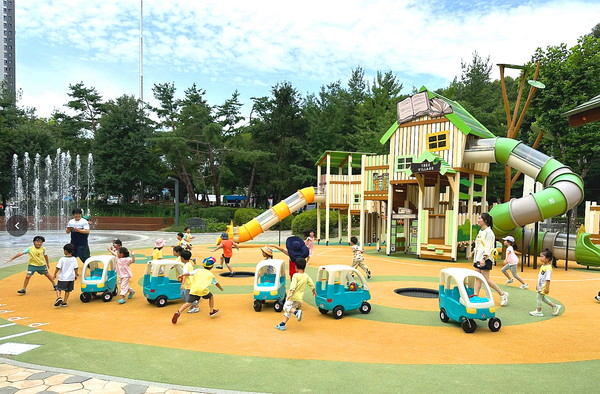 과천시 에어드리공원에 조성된 숲속 책마을 놀이터 전경. /사진제공=과천시