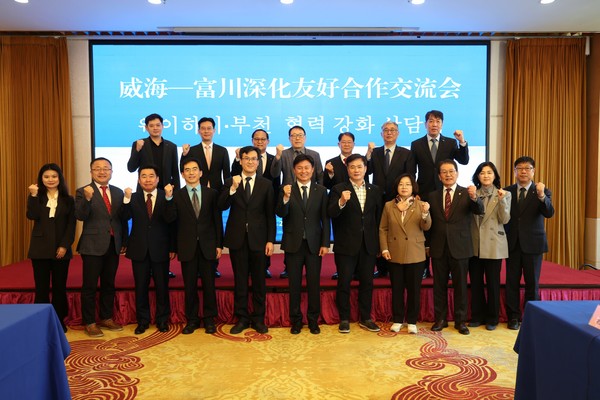 조용익 부천시장(앞줄 가운데)이 '부천시-웨이하이시 기업 수출상담회'에서의  단체사진 촬영/사진제공=부천시