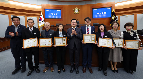 오산시의회(의장 이상복)는 6일오산시의회 의장 표창 시상식’을 열고 지역 발전과 주민 자치 활성화에 헌신한 위원 8명에게 의장 표창을 수여했다. /사진제공=오산시의회