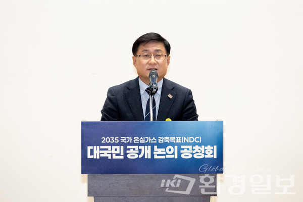 김성환 기후에너지환경부장관이 6일 서울 여의도 국회의원회관에서 열린 ‘2035 국가 온실가스 감축목표(NDC) 대국민 공개 논의 공청회‘에 참석하여 인사말을 하고 있다. /사진=기후부