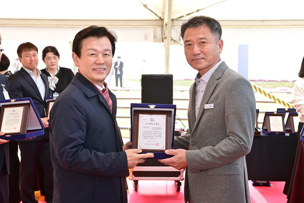 농식품 수출을 통해 진주시 농업의 위상을 높인 우수농가와 유공자를 격려/사진제공=진주시