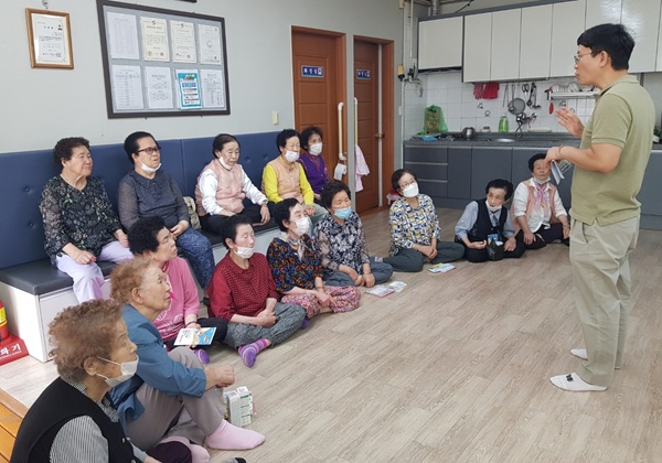 경로당 순회 감염병 예방교육 /사진제공=영천시