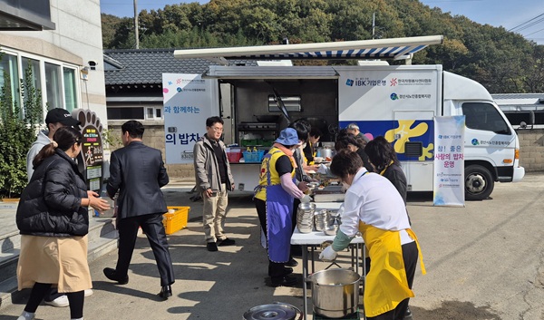 원당리 어르신 점심 대접 위한 참 좋은 사랑의 밥차 /사진제공=경산시
