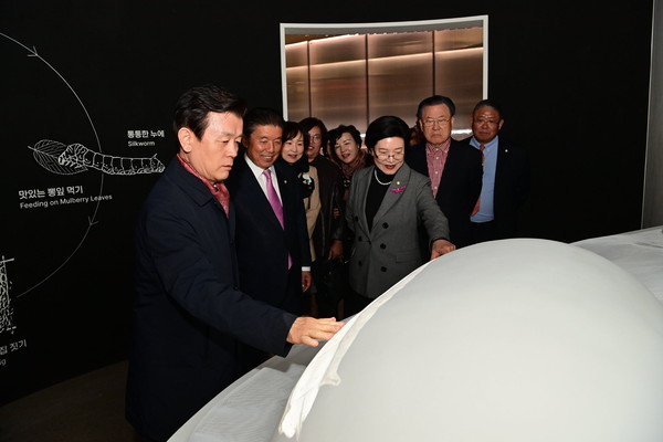 조규일 시장이 ‘진주실크박물관’ 개관식에 참석해 박물관 내부를 살펴보고 있다. /사진제공=진주시