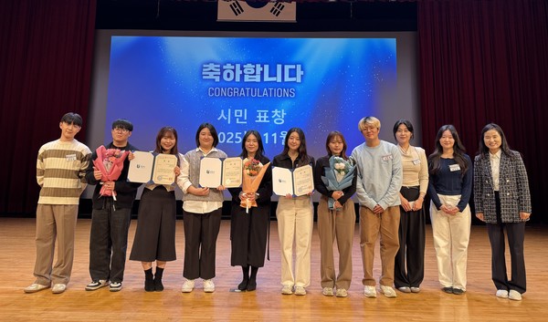 혁신나래연구단 우수과제 수상팀의 수상 후 기념촬영 모습 /사진제공=부천시