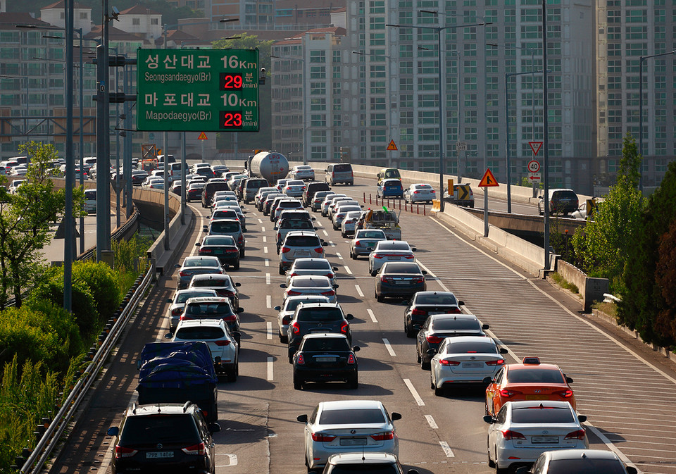 정부가 매년 8조원 넘는 재정을 내연기관차 지원에 투입하고 있으며, 이를 중단할 경우 2030년까지 수송부문 온실가스 감축 목표의 최대 25%를 달성할 수 있다는 분석이 제시됐다. /사진=환경일보DB