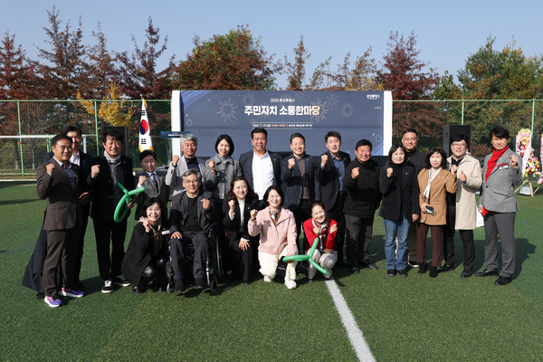 주민자치한마당 참석한 화성특례시의회 시의원 기념 사진. /사진제공=화성특례시의회