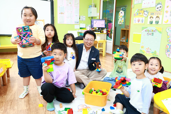 죽변어린이집 원생들과 함께한 손병복 군수 /사진제공=울진군