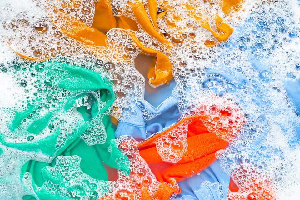 겨울철 빨래는 에너지 낭비의 주범 중 하나다. 온수 세탁은 전력소비가 많지만, 최근 온라인 커뮤니티에서 화제가 된 ‘에코 핫팩 세탁법’은 색다른 대안으로 떠오르고 있다. /사진=환경일보DB