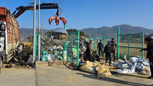 영농폐기물 수거 대상은 영농 폐비닐, 폐농약용기류, 반사필름 등이다. /사진제공=예천군