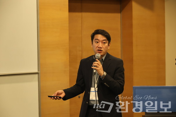 장래하 국립생물자원관 연구사는 제조업 가상기업 ‘NIBR 음료’ 사례를 통해 공급망 좌표 기반의 민감지역 분석과 생태계 서비스 평가 과정을 소개하며, 자연자본공시의 실무 적용 가능성을 강조했다. /사진=박준영 기자