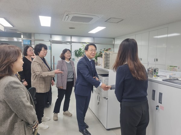 최홍규 군포시 부시장, 관내 12개 동 행정복지센터 순회 방문 모습. /사진제공=군포시